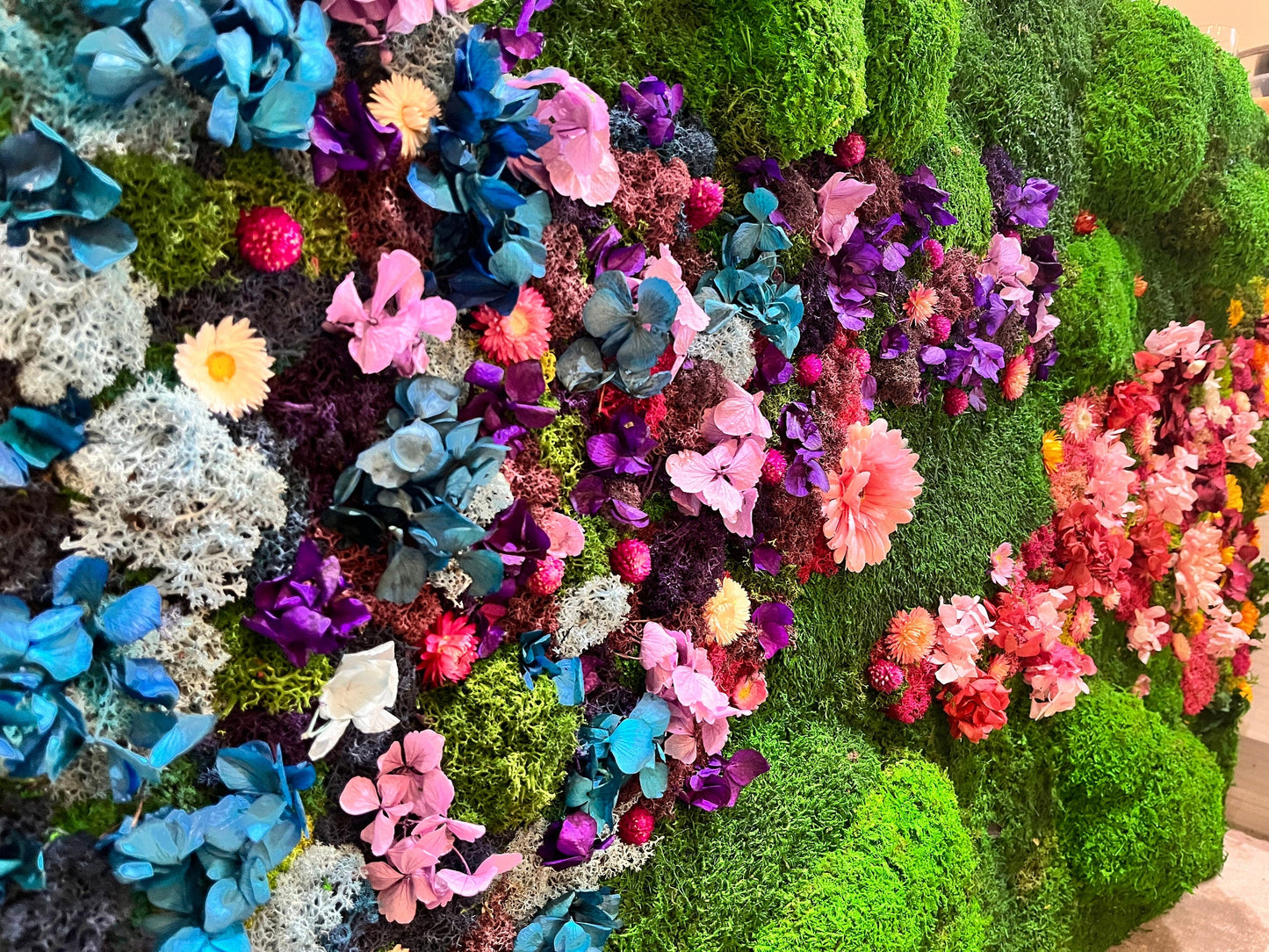 Round Moss Wall Art with Preserved Flowers – Handmade Botanical Wall Decor for Home & Office mossartbyrishstudio