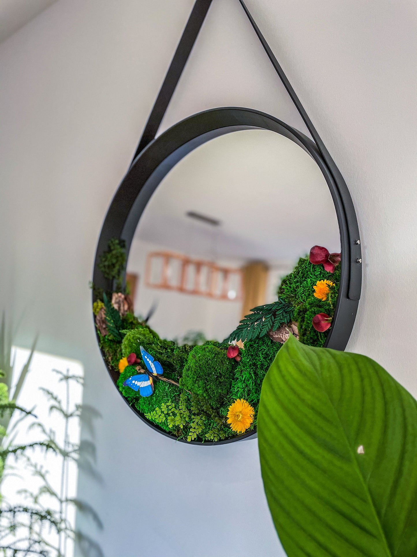 Round Hanging Mirror with Preserved Moss & Floral Accents – Nature-Inspired Wall Décor mossartbyrishstudio