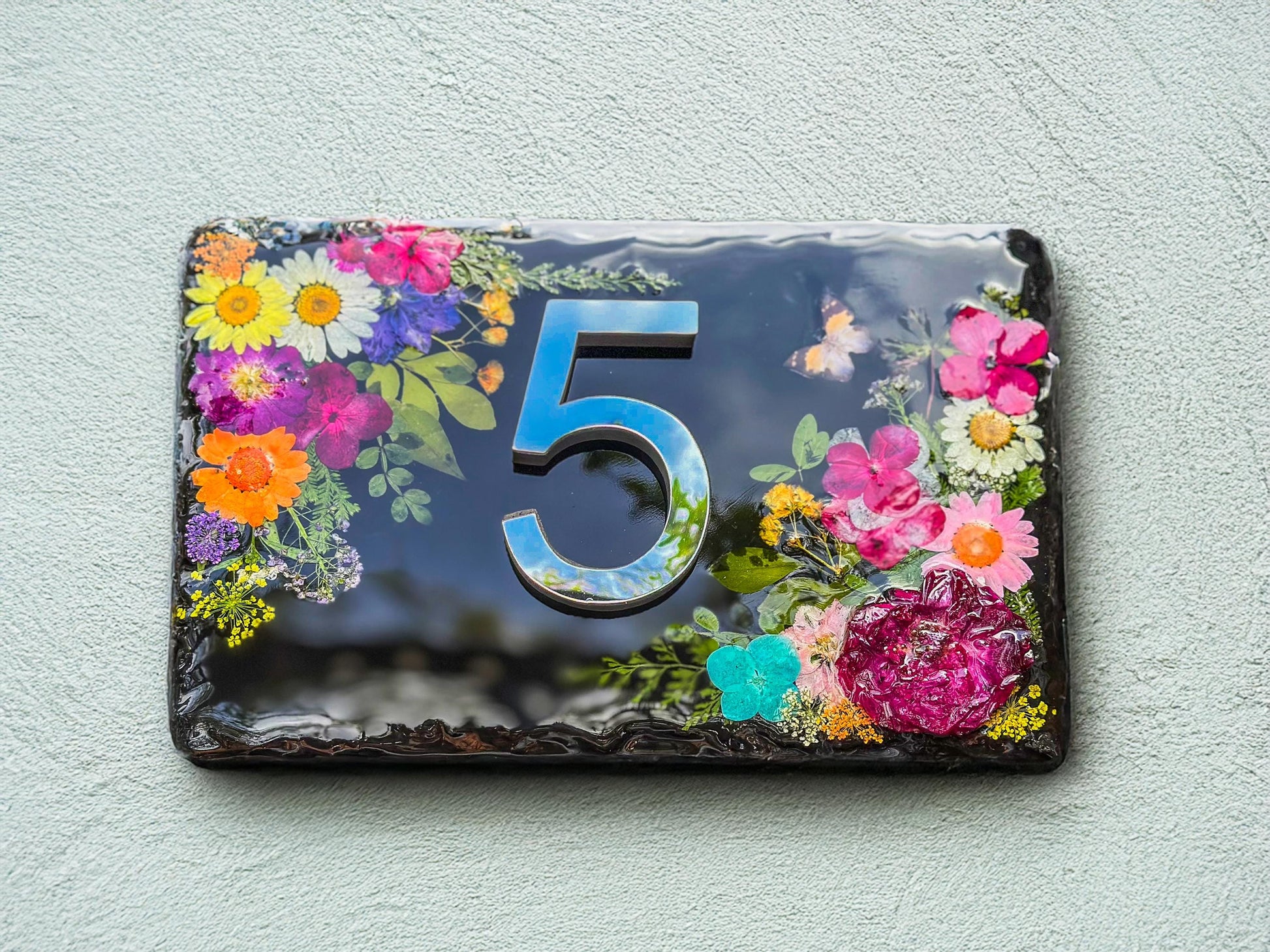 Custom House Number Plaque with Real Flowers – Resin Address Sign for Door or Gate – Handmade Outdoor Floral Number Plate – Waterproof & UV Protected mossartbyrishstudio