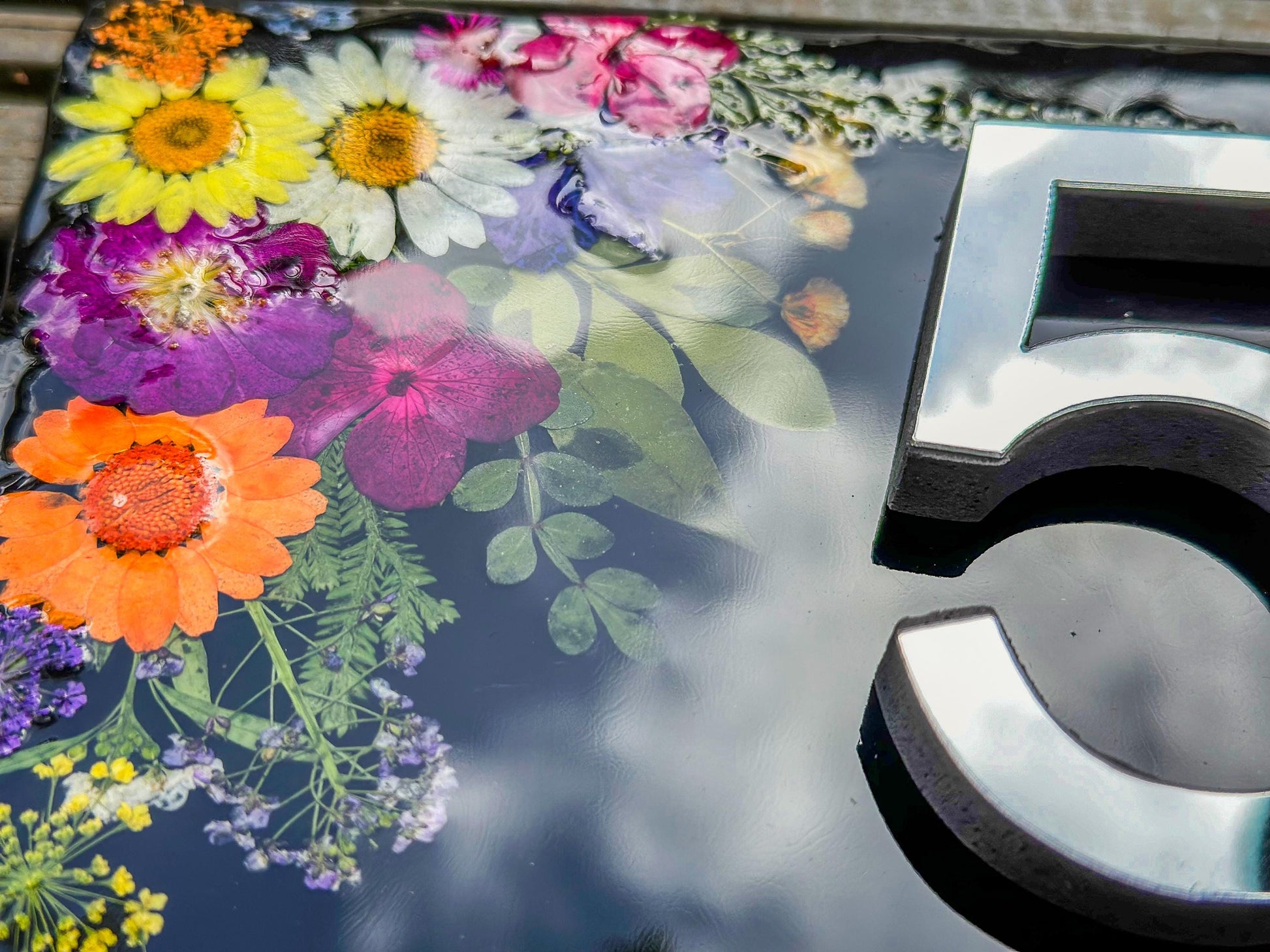 Custom House Number Plaque with Real Flowers – Resin Address Sign for Door or Gate – Handmade Outdoor Floral Number Plate – Waterproof & UV Protected mossartbyrishstudio