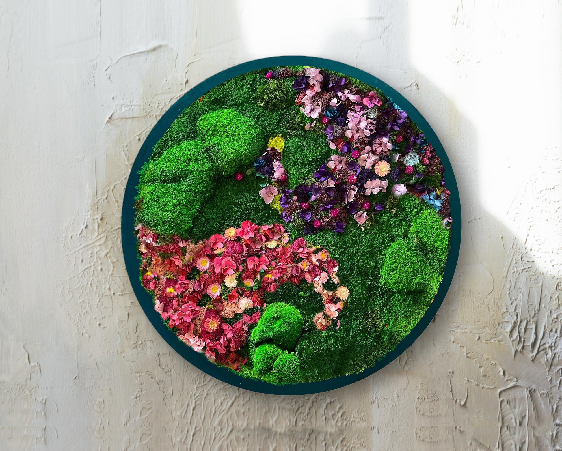 Round Moss Wall Art with Preserved Flowers – Handmade Botanical Wall Decor for Home & Office mossartbyrishstudio