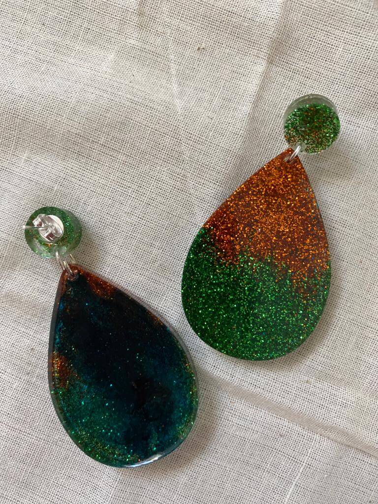 Resin ear drop earrings with green and brown glitter | MouArtBoutique MouArtBoutique