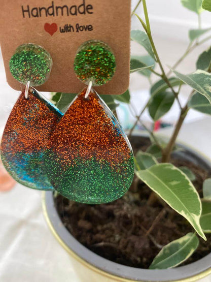 Resin ear drop earrings with green and brown glitter | MouArtBoutique MouArtBoutique